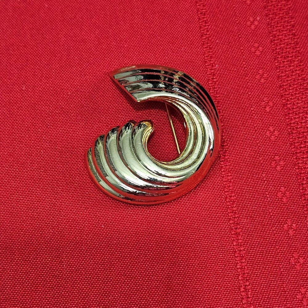 Vintage Polished Wave Ribbed Metal Retro Gold Tone Pin Brooch
